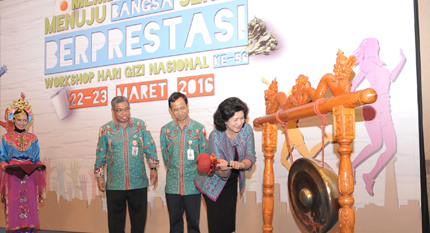 Bangsa Sehat Berprestasi Melalui Percepatan Perbaikan Gizi pada 1000 Hari Pertama Kehidupan Bangsa Sehat Berprestasi Melalui Percepatan Perbaikan Gizi pada 1000 Hari Pertama Kehidupan